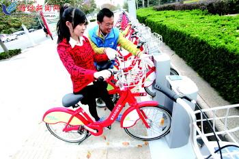 工作人員指導市民取車。記者 張馳
