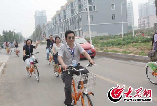 記者們騎上公共自行車(chē)，感受到城市公共自行車(chē)的便捷和樂(lè)趣。 記者 郭豪 攝。