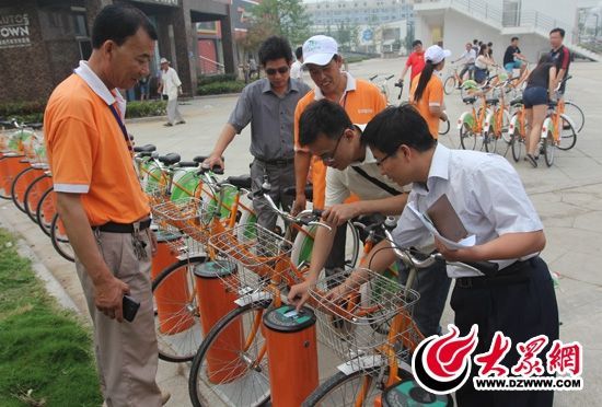 采訪團(tuán)記者做好準(zhǔn)備體驗(yàn)公共自行車(chē)。 記者 郭豪 攝。