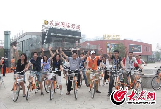 采訪團(tuán)記者做好準(zhǔn)備體驗(yàn)公共自行車(chē)。 記者 郭豪 攝。
